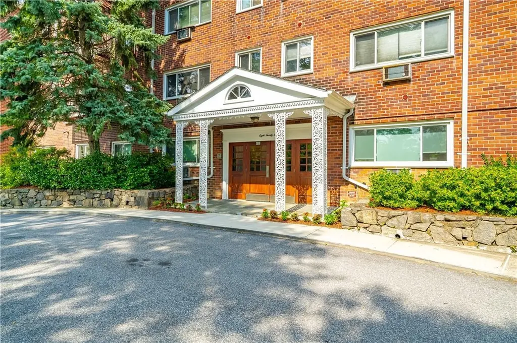 828 Pelhamdale Avenue New Rochelle NY 10801