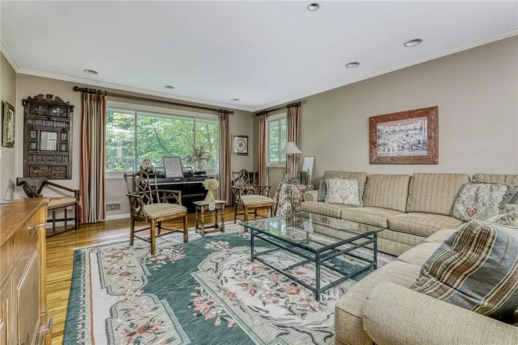 10 Kings Gate Road Suffern NY 10901