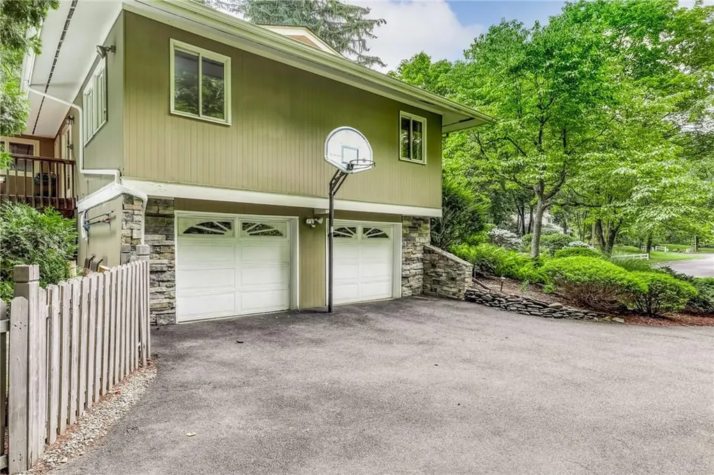 10 Kings Gate Road Suffern NY 10901
