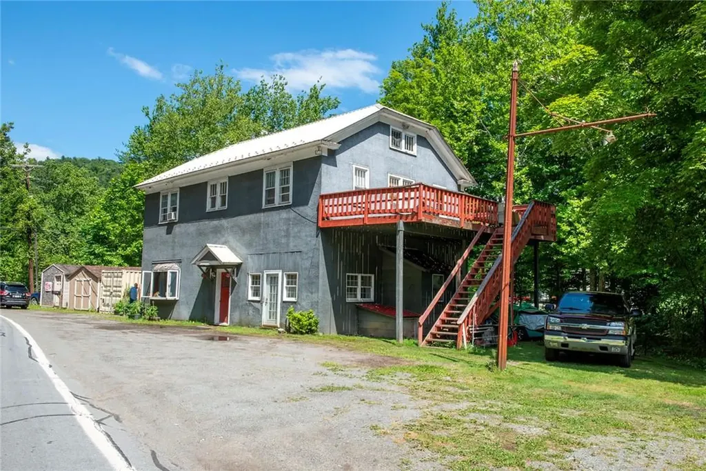6 County Route 121 Callicoon NY 12723
