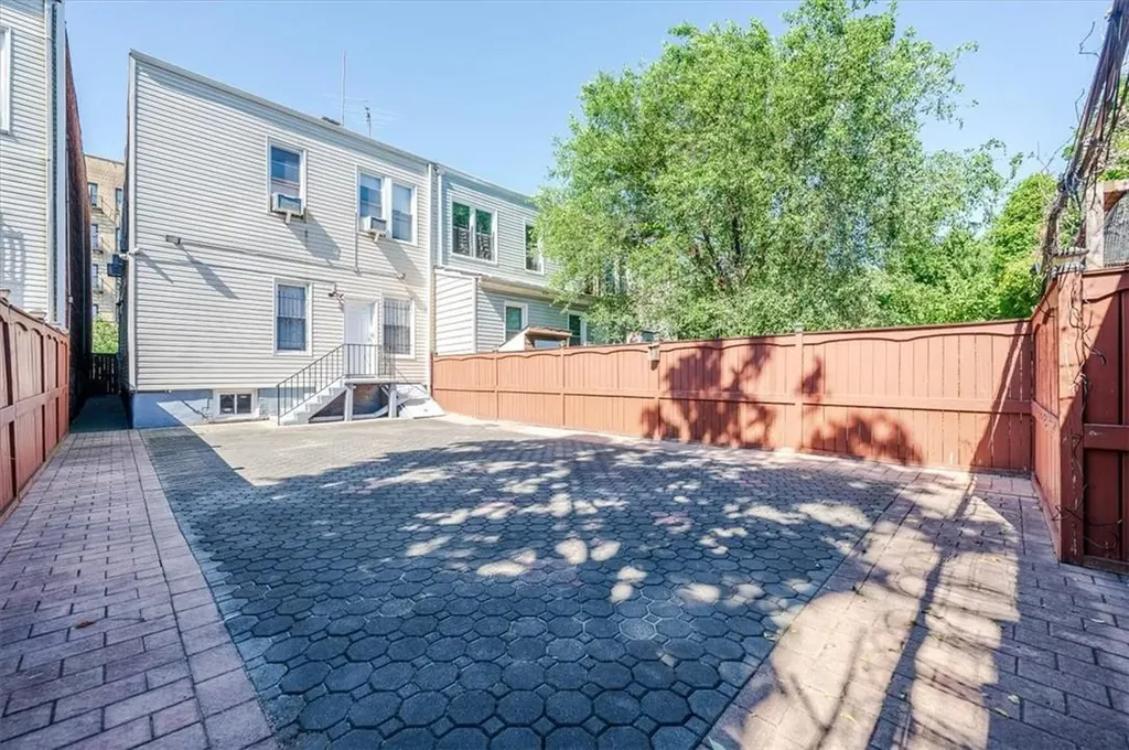 677 E 224th Street Bronx NY 10466