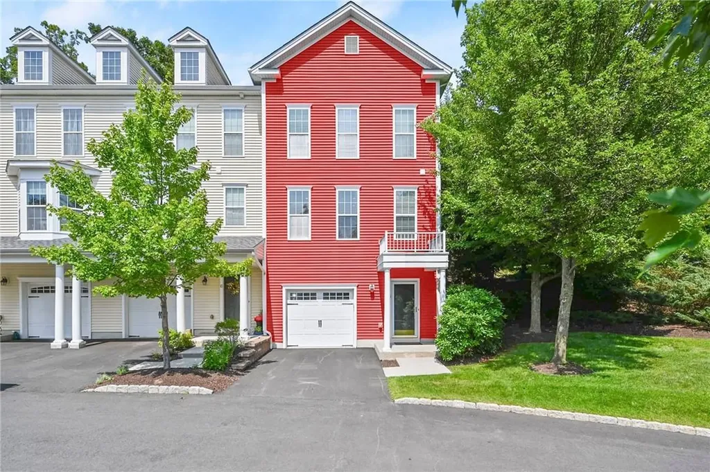 15 Brinscall Court Danbury CT 06810
