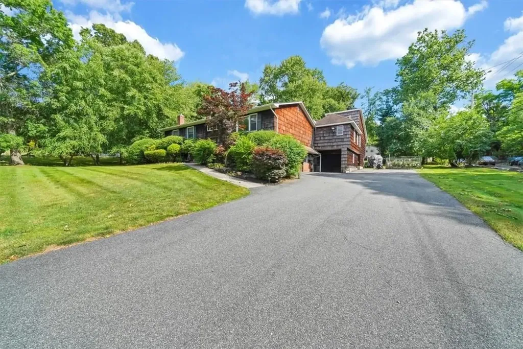 2 Aura Drive Valley Cottage NY 10989