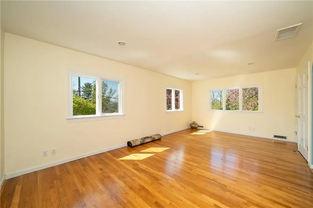 209 Woodhampton Drive White Plains NY 10603