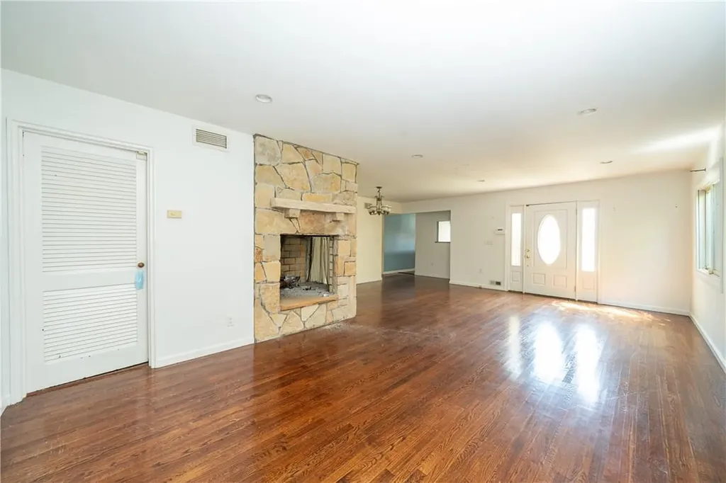 209 Woodhampton Drive White Plains NY 10603