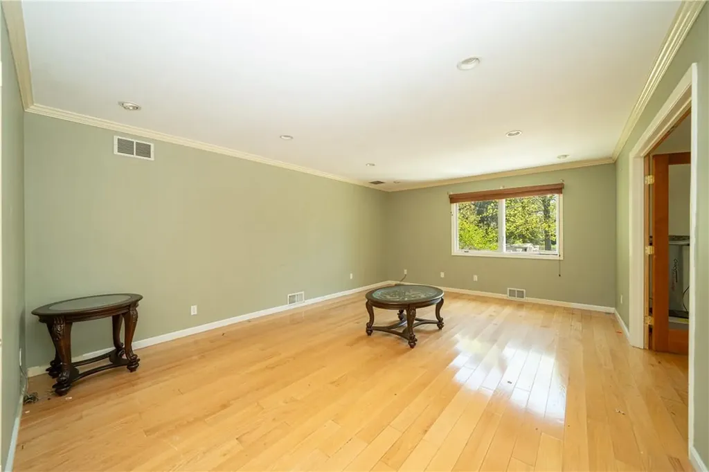 209 Woodhampton Drive White Plains NY 10603