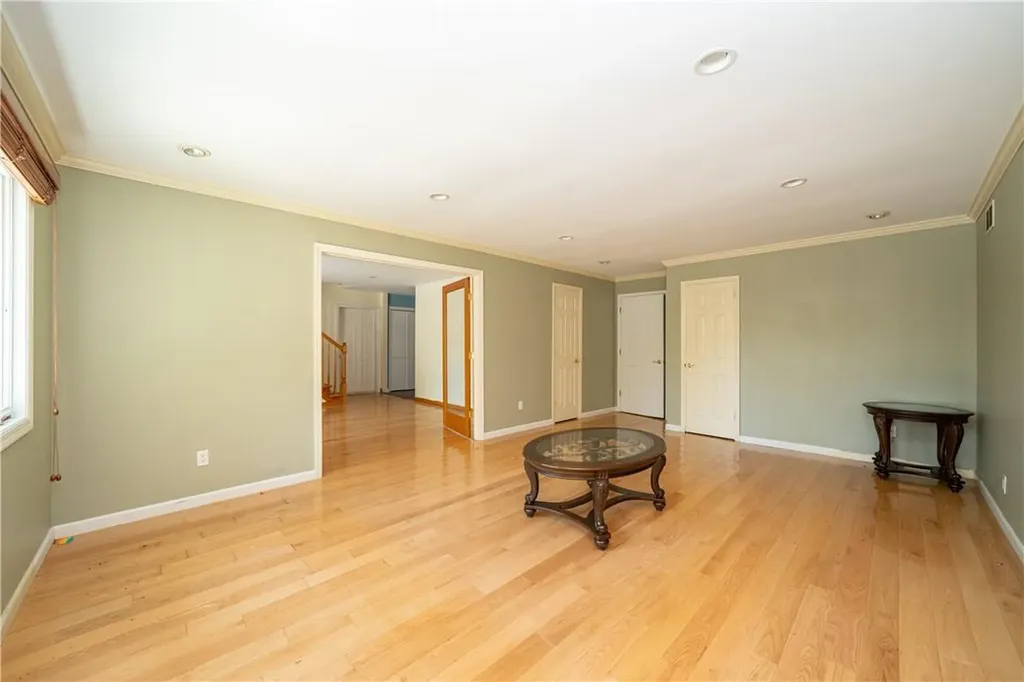 209 Woodhampton Drive White Plains NY 10603