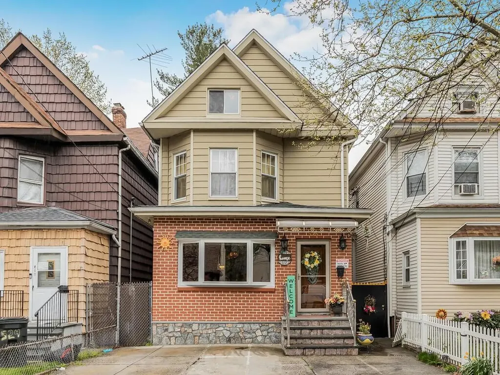526 Van Cortlandt Park Avenue Yonkers NY 10705