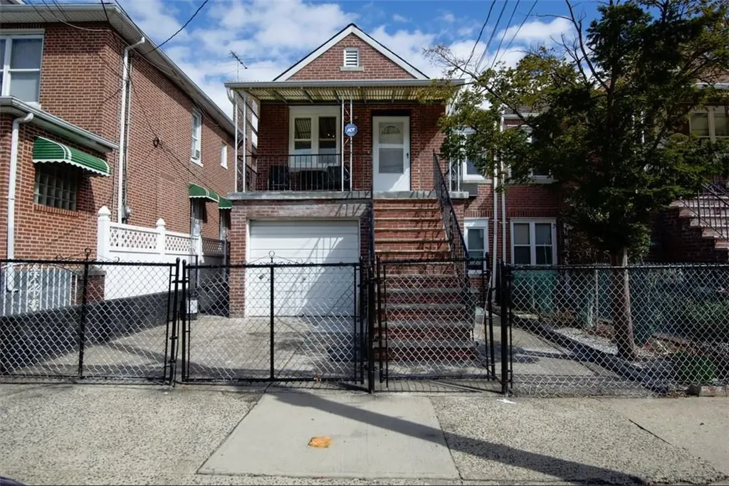 2016 Tomlinson Avenue Bronx NY 10461