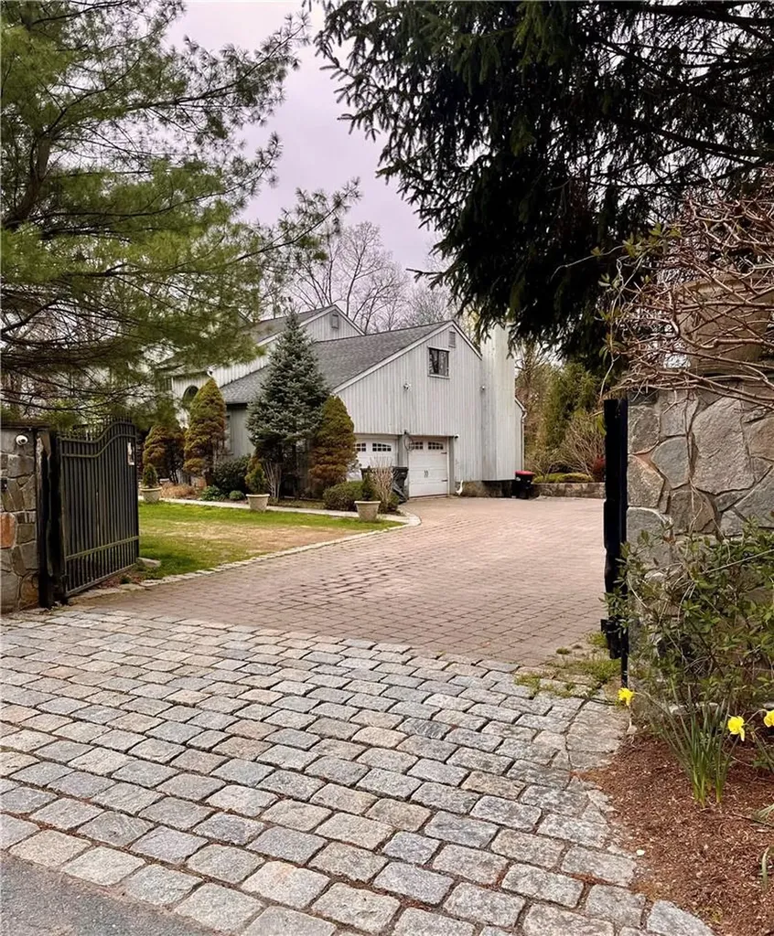 10 Tall Pines Lane Mount Kisco NY 10549