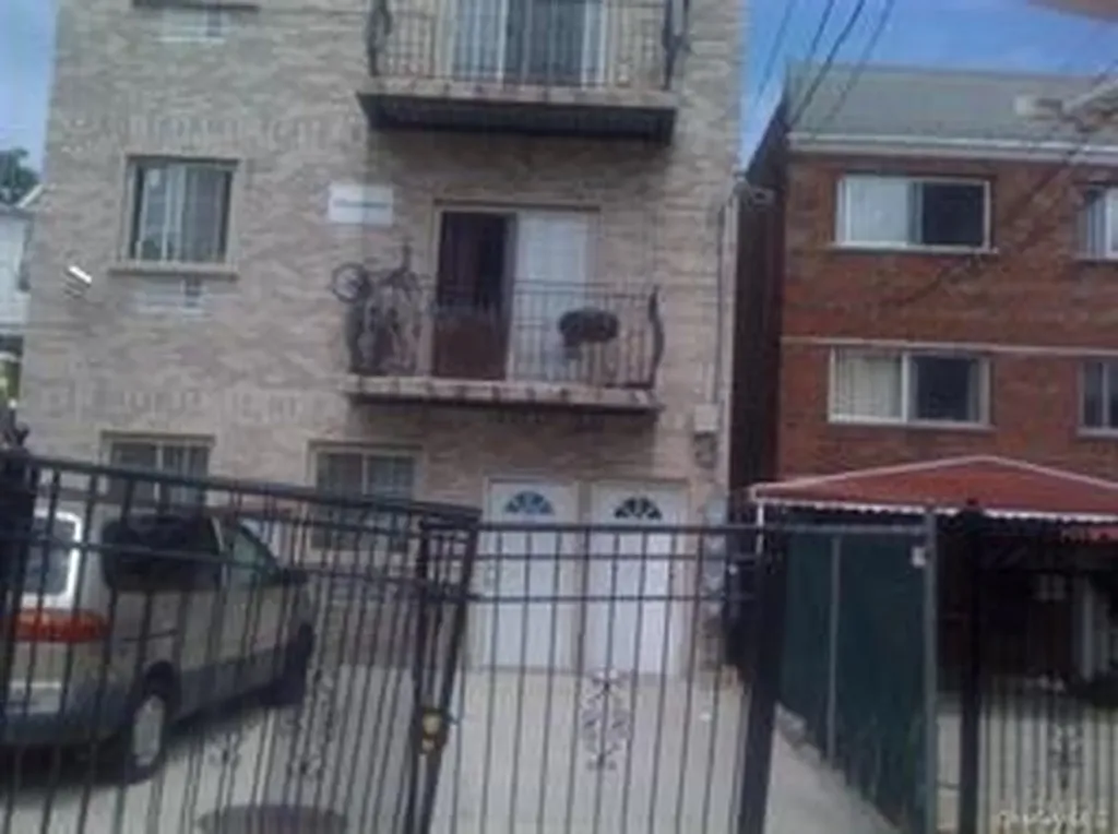 781 E 211 Street Bronx NY 10467