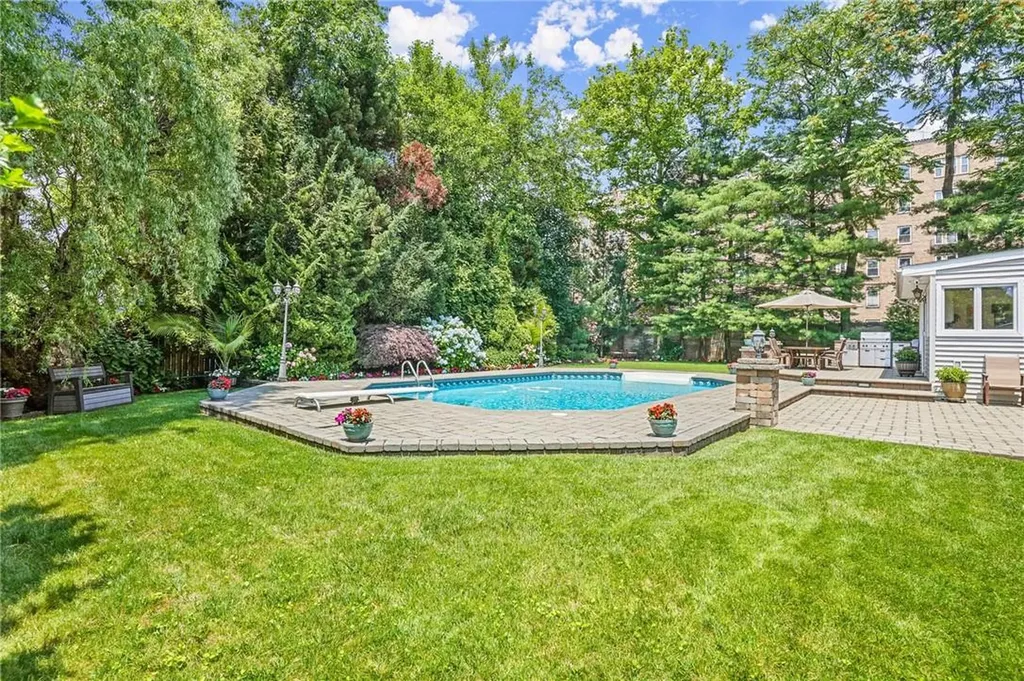 886 Port Drive Mamaroneck NY 10543