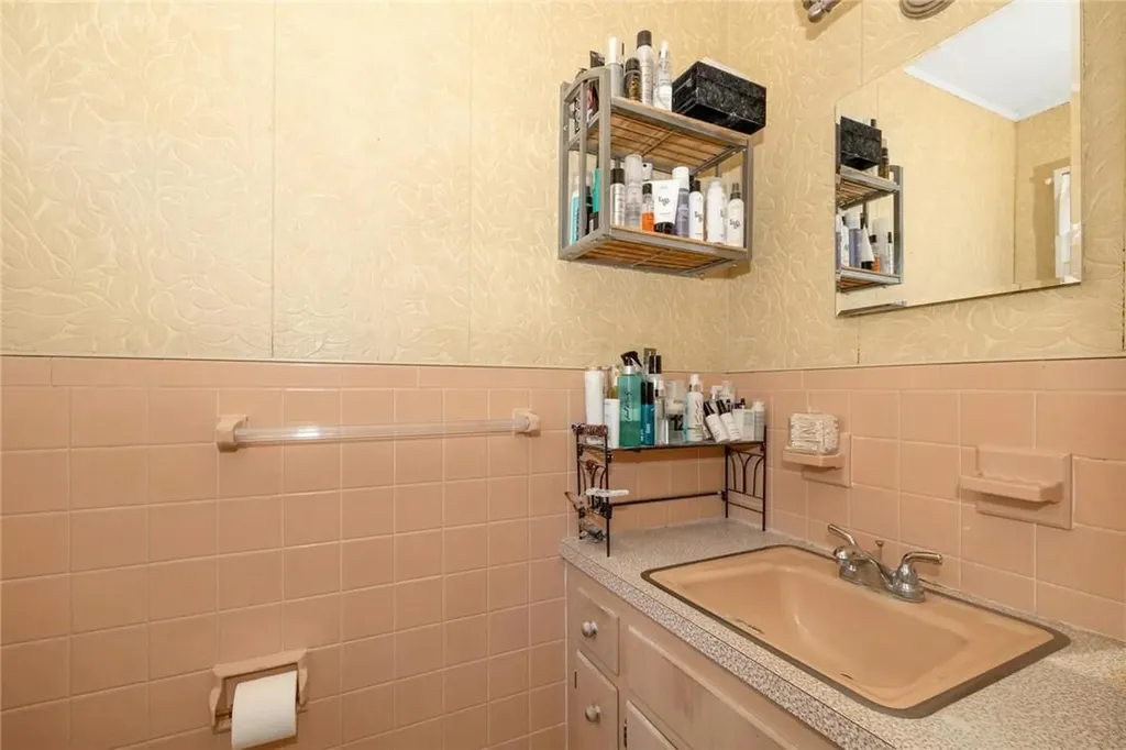 123 Pine Tree Lane Tappan NY 10983