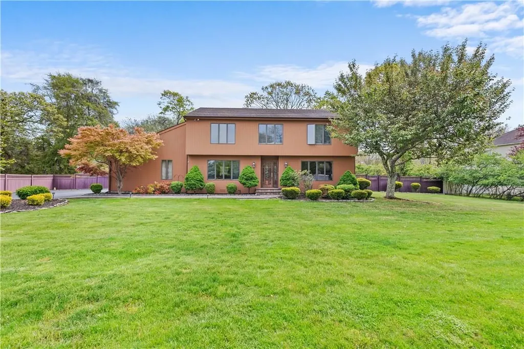 6 Deer Run East Islip NY 11730