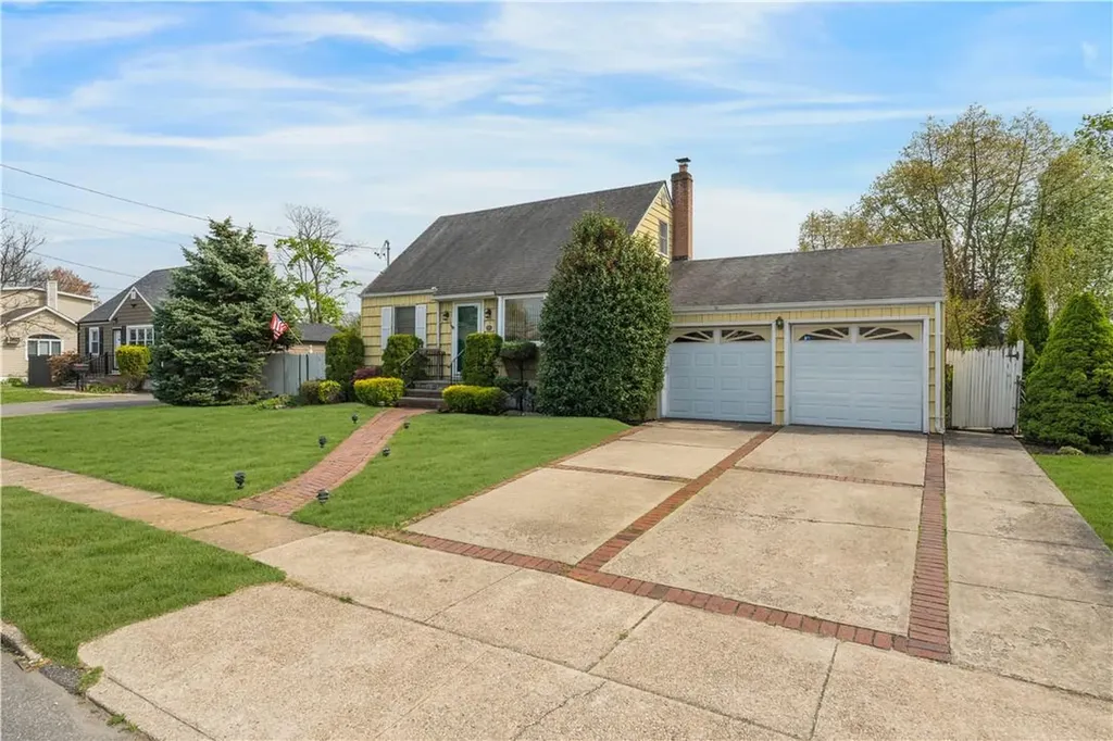 54 Alice Road West Islip NY 11795