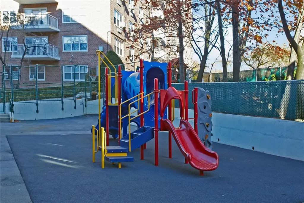 3935 Blackstone Avenue Bronx NY 10471
