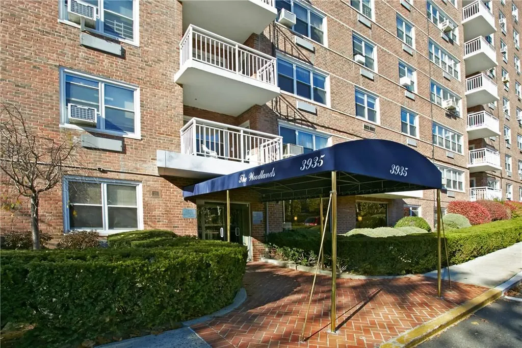 3935 Blackstone Avenue Bronx NY 10471