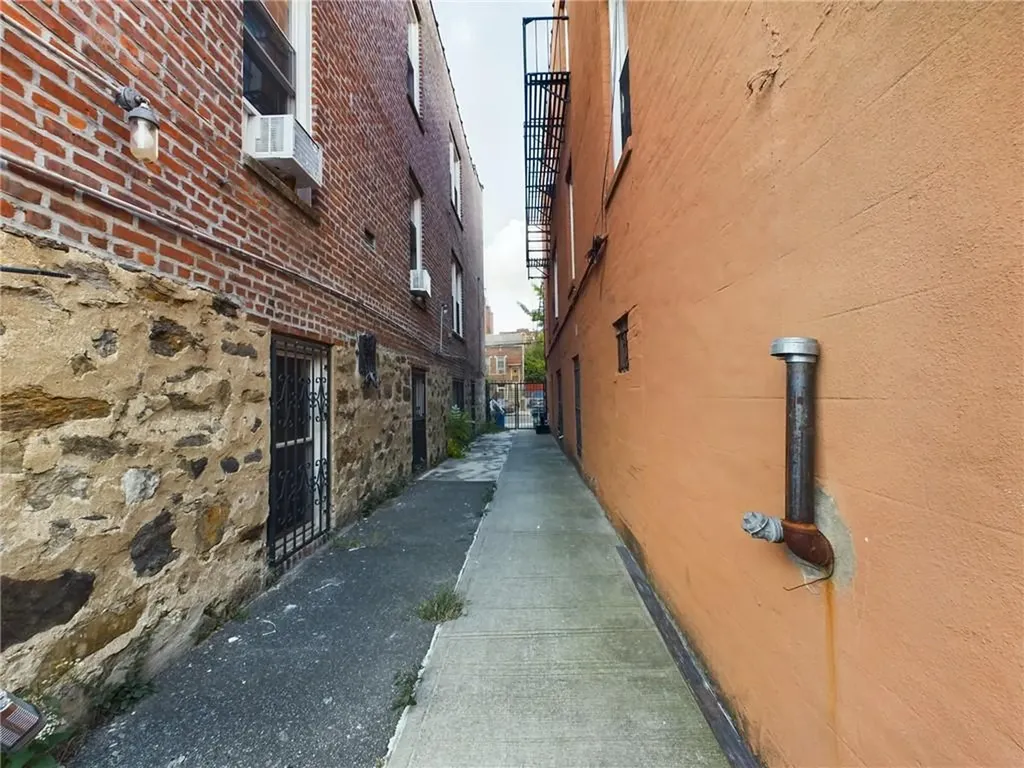 2553 Radcliff Avenue Bronx NY 10469