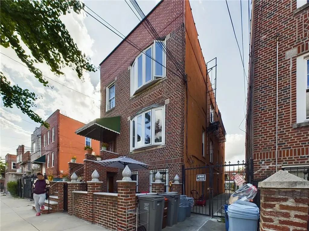 2553 Radcliff Avenue Bronx NY 10469