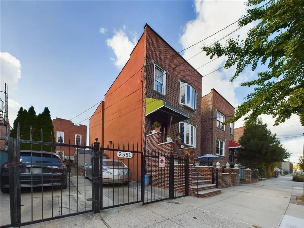 2553 Radcliff Avenue Bronx NY 10469