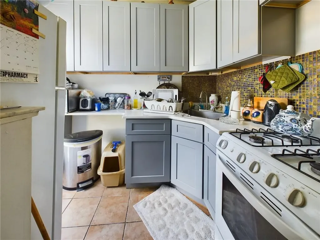 2553 Radcliff Avenue Bronx NY 10469