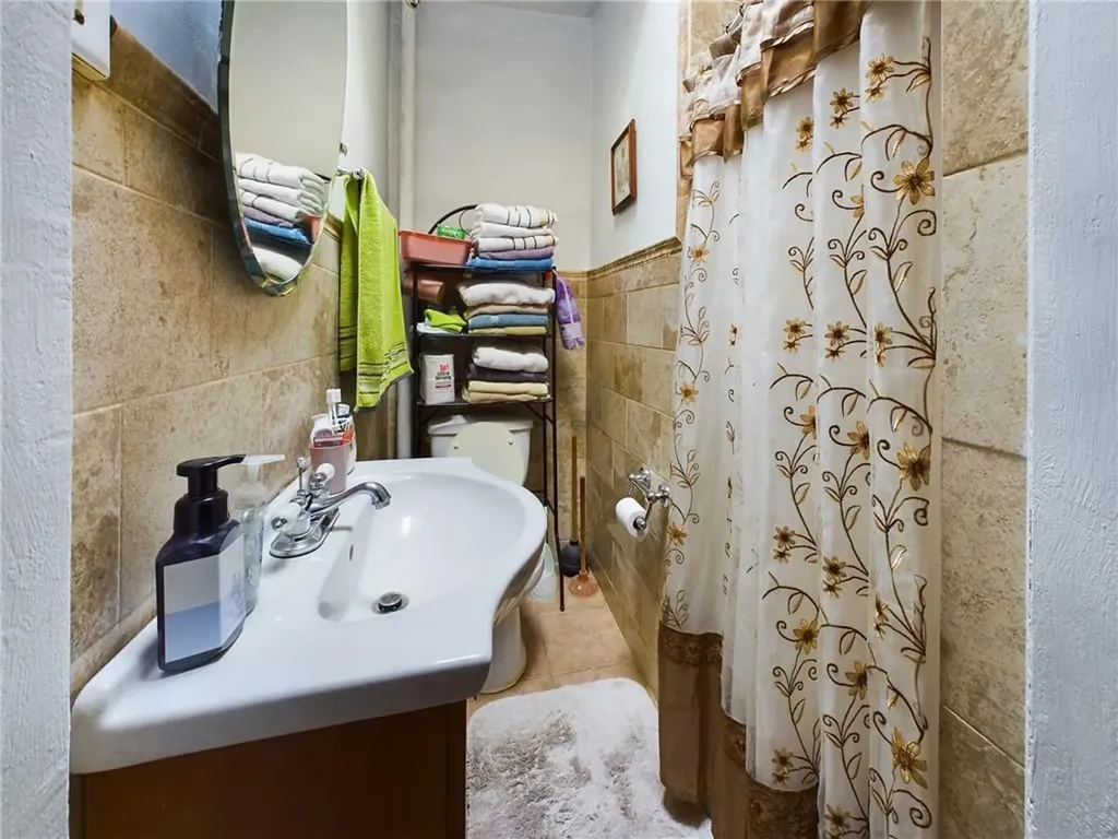 2553 Radcliff Avenue Bronx NY 10469