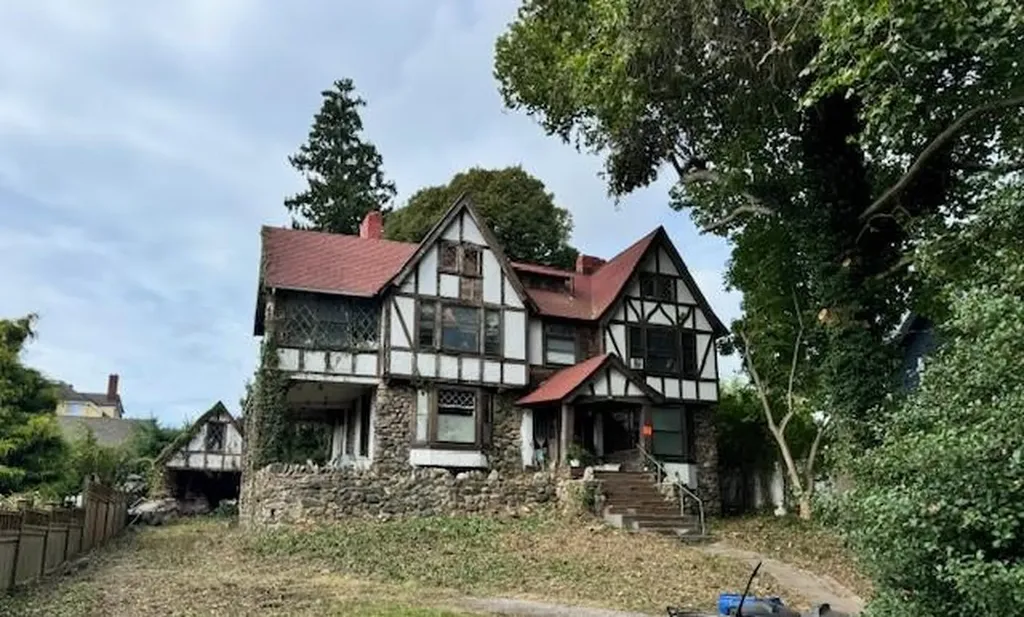 181 Farragut Circle New Rochelle NY 10801