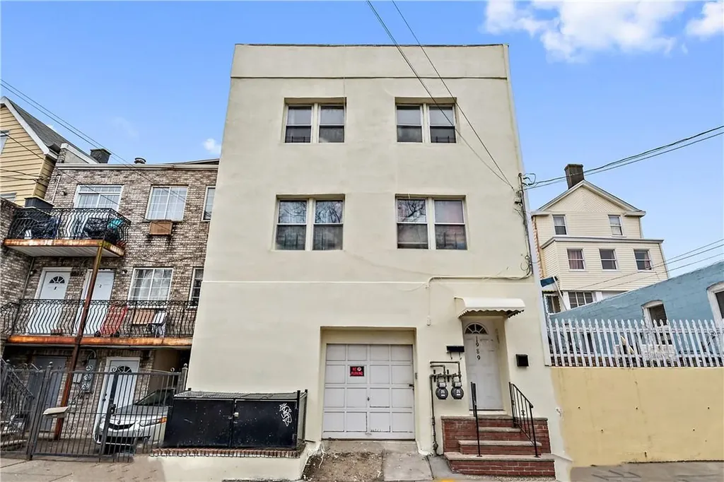 1989 Cruger Avenue Bronx NY 10462