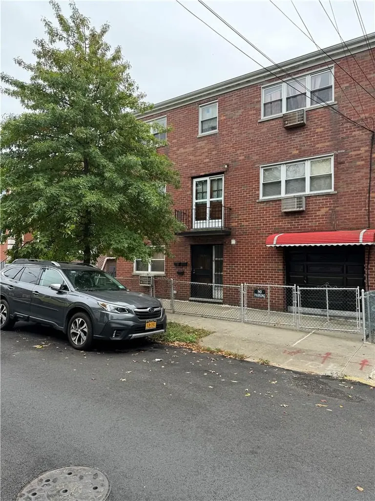 2834 E 196th Street Bronx NY 10461