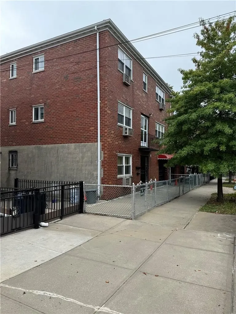 2834 E 196th Street Bronx NY 10461