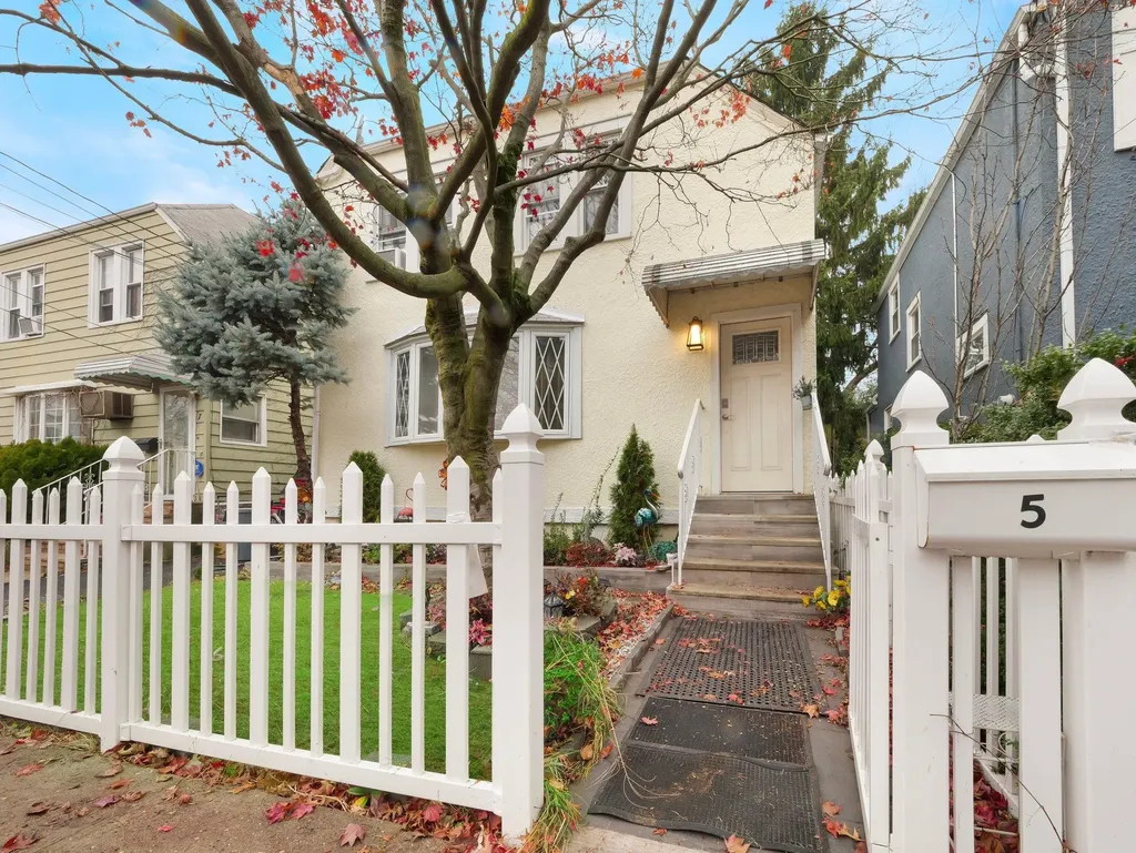 5 Davis Court Staten Island NY 10310