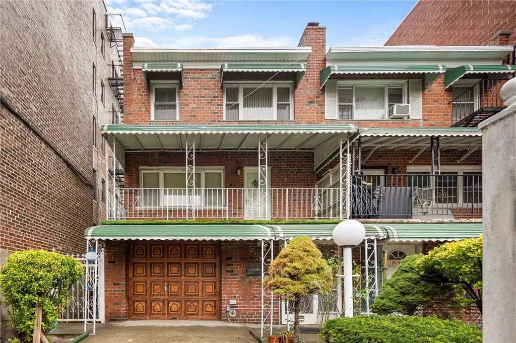 2537 Cruger Avenue Bronx NY 10467