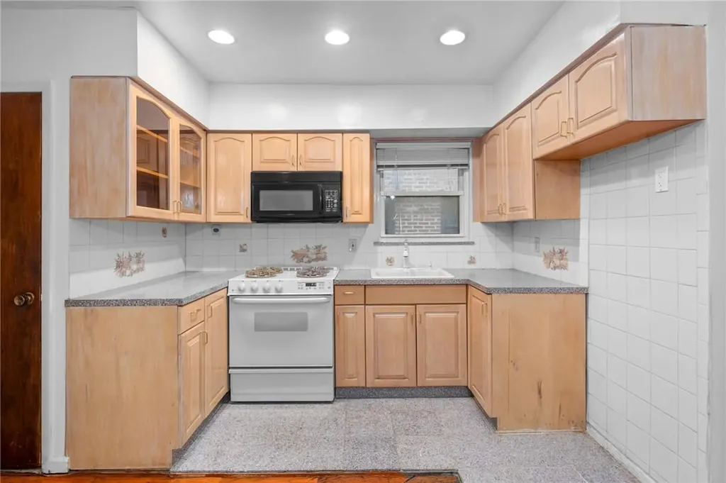 2537 Cruger Avenue Bronx NY 10467