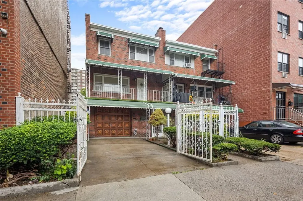 2537 Cruger Avenue Bronx NY 10467