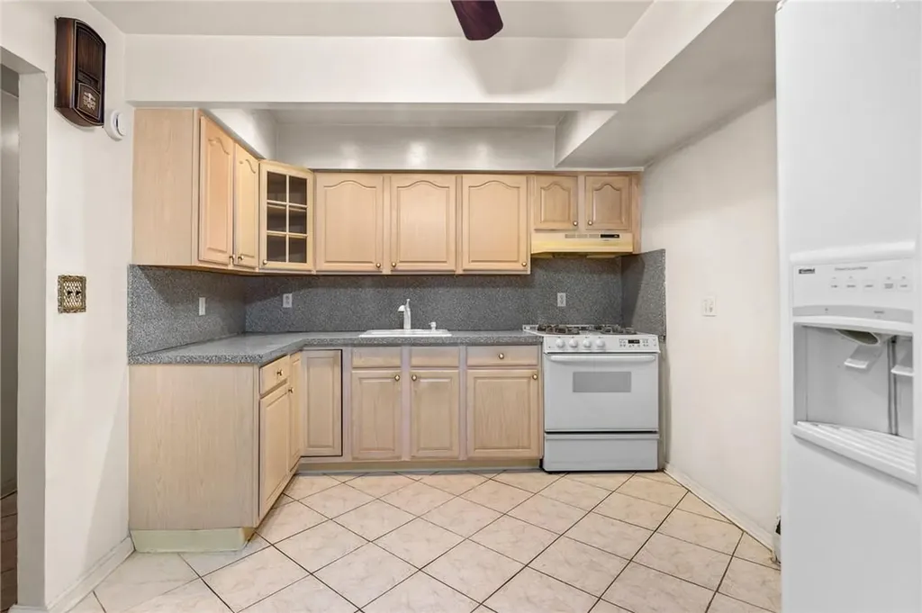 2537 Cruger Avenue Bronx NY 10467
