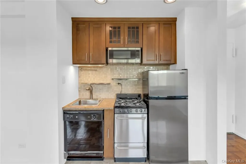 3935 Blackstone Avenue Bronx NY 10471