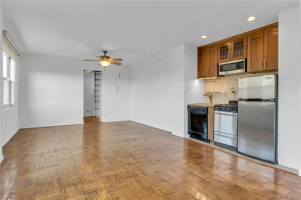 3935 Blackstone Avenue Bronx NY 10471
