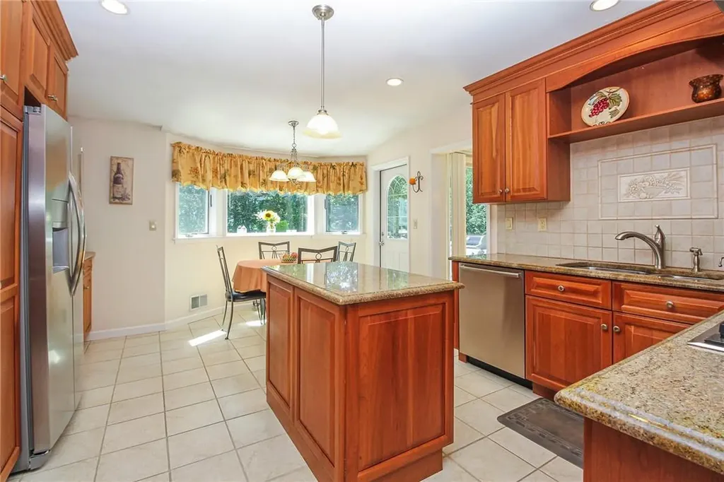 21 Maplemoor Lane White Plains NY 10605