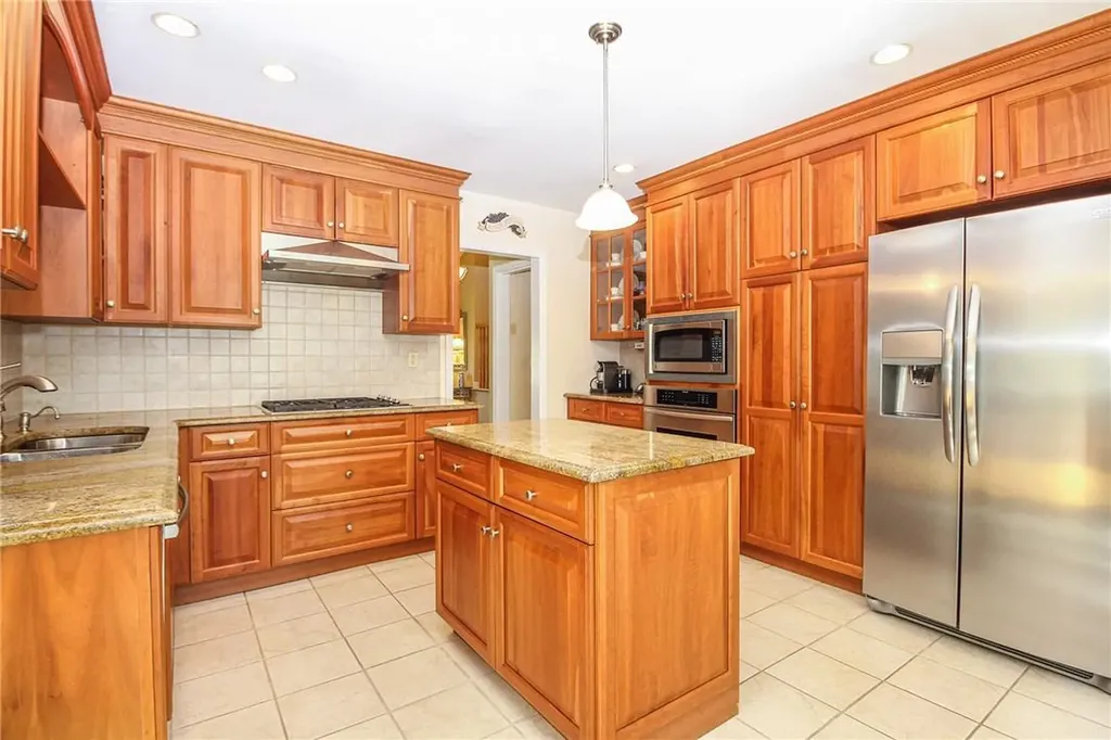 21 Maplemoor Lane White Plains NY 10605