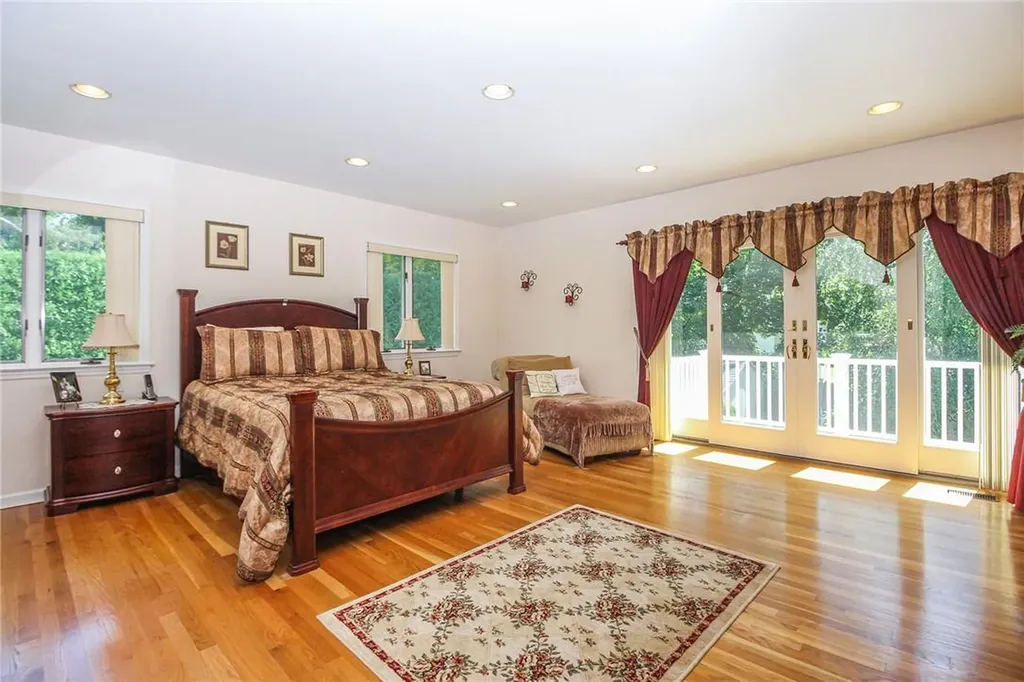 21 Maplemoor Lane White Plains NY 10605