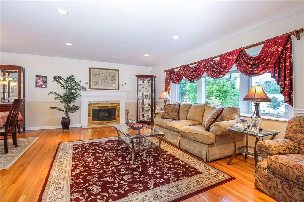 21 Maplemoor Lane White Plains NY 10605