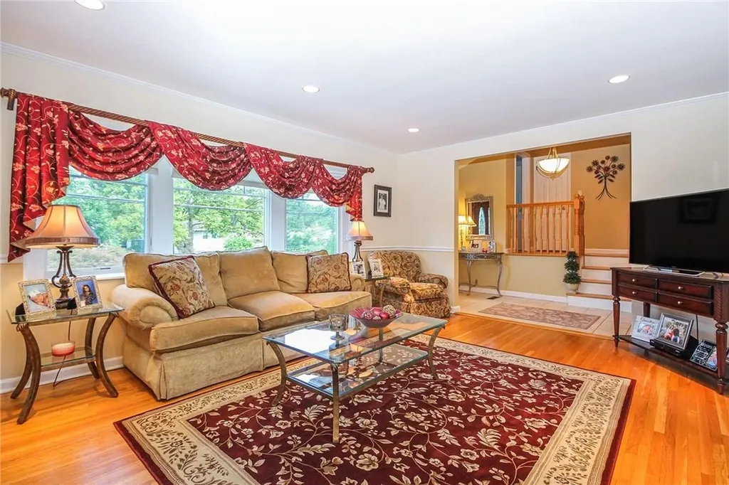 21 Maplemoor Lane White Plains NY 10605