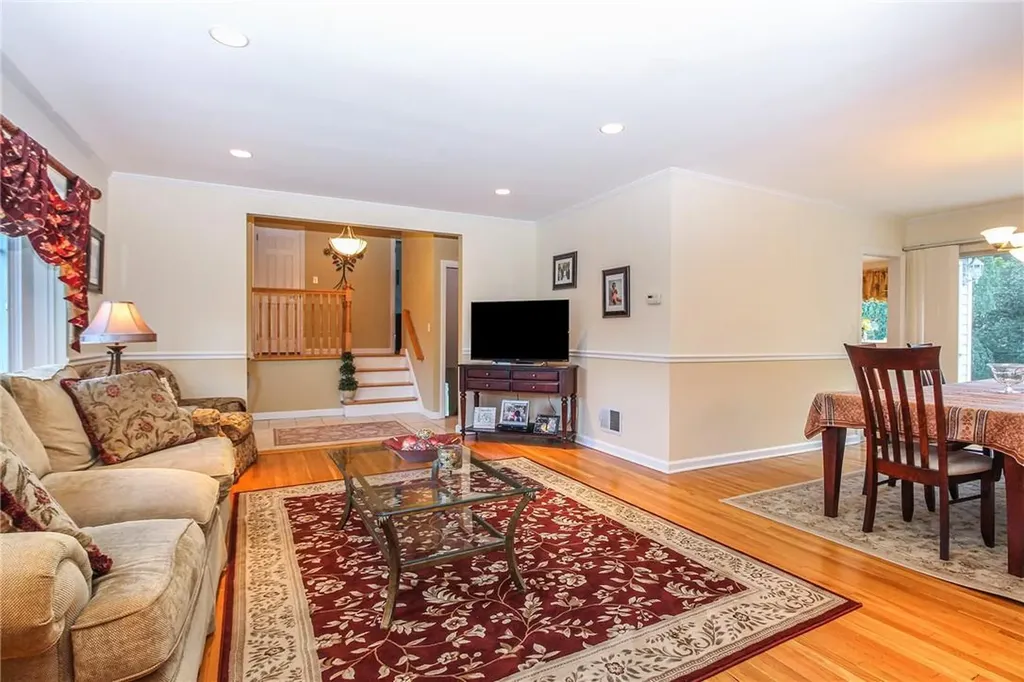 21 Maplemoor Lane White Plains NY 10605
