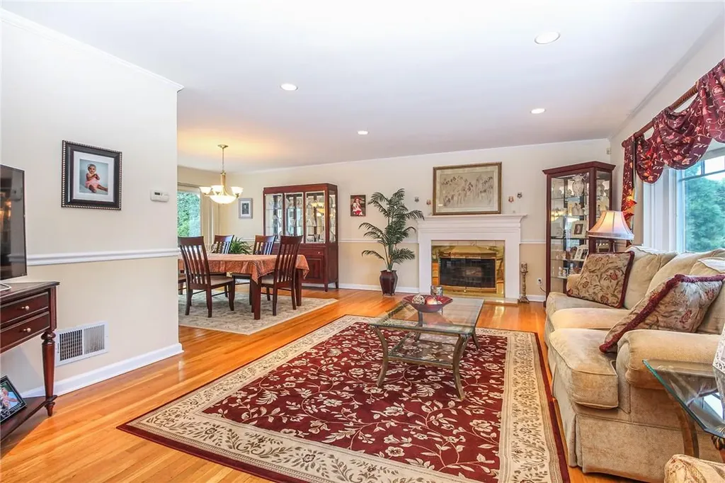 21 Maplemoor Lane White Plains NY 10605