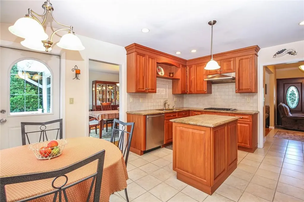 21 Maplemoor Lane White Plains NY 10605