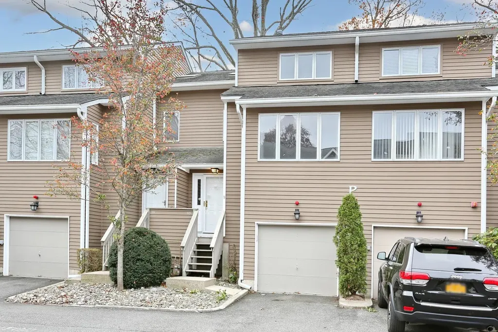 110 Village Green Bardonia NY 10954