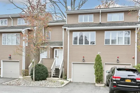110 Village Green Bardonia NY 10954