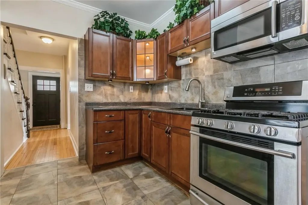 20 Hemlock Place New Rochelle NY 10805