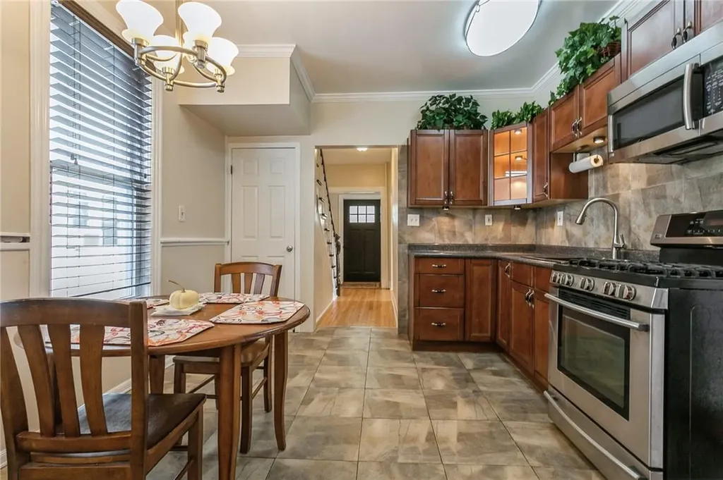 20 Hemlock Place New Rochelle NY 10805