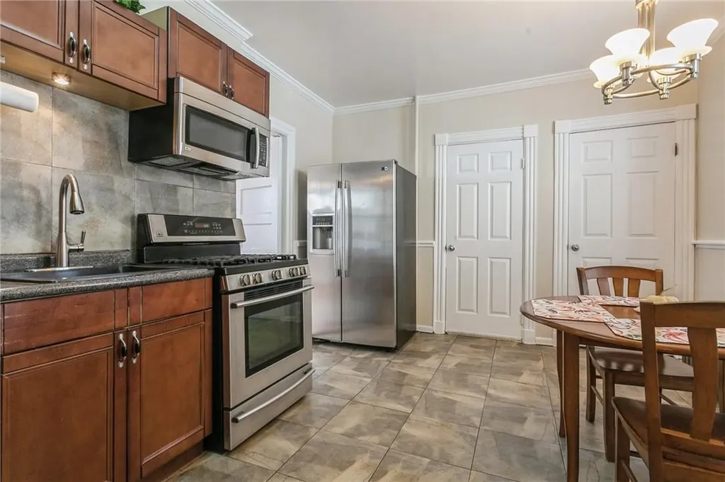 20 Hemlock Place New Rochelle NY 10805